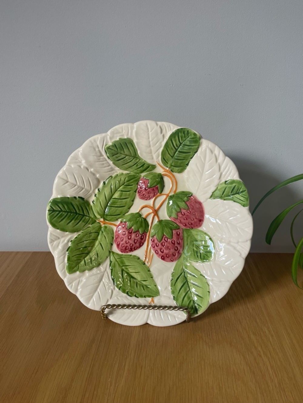 Vintage Hand-Painted Strawberry Ceramic Decorative Plate ๐ - Picture 2 of 11